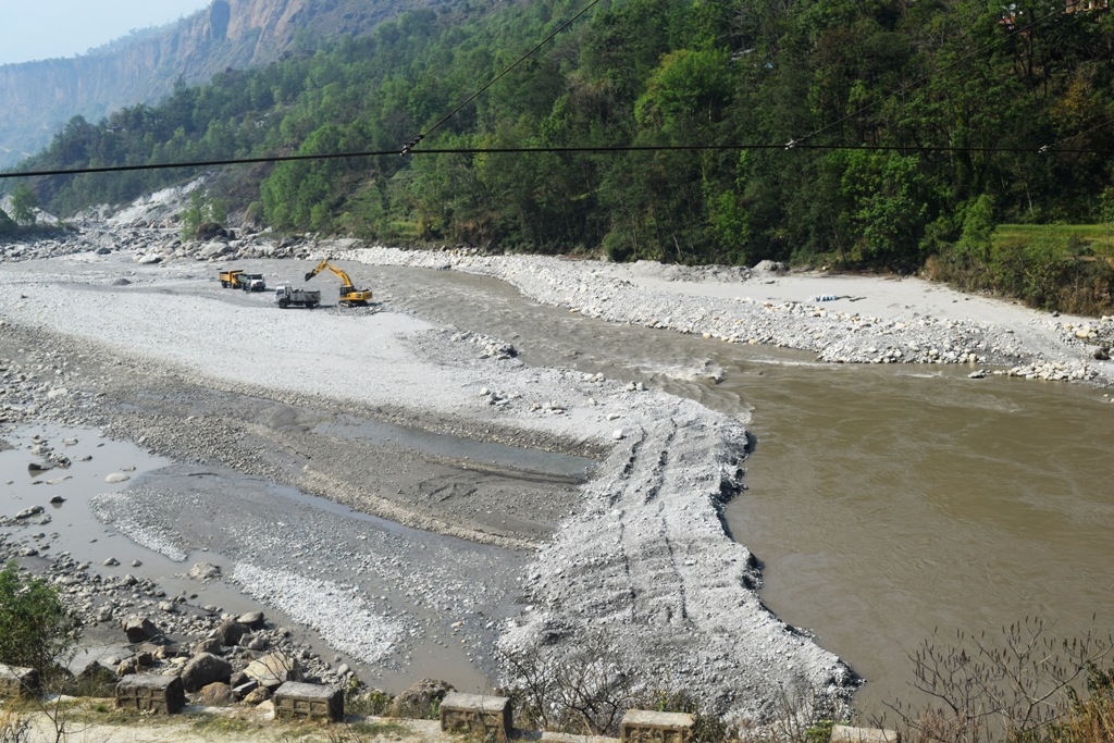 क्रसर उद्योगको दादागिरी – नदी थुनेर व्यापक दोहन
